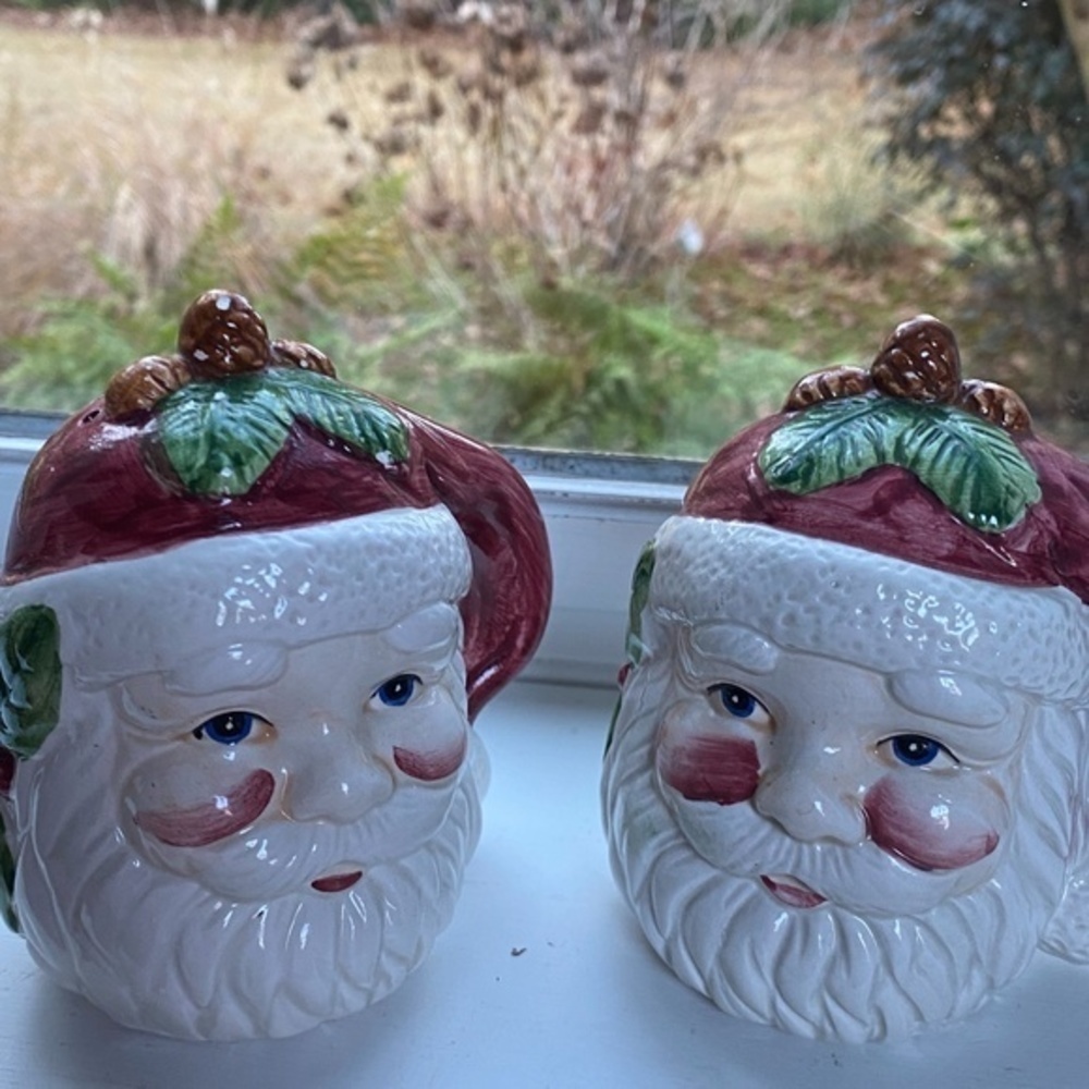 Vintage Santa Claus Christmas Salt & Pepper Shaker - Picture 2 of 5